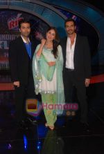 Kareena Kapoor, Karan Johar, Arjun Rampal Promote We Are Family movie on the sets of India_s Got Talent in Filmcity on 23rd Aug 2010 (5).JPG